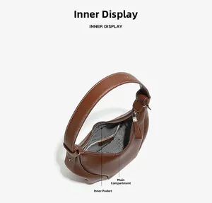 Vista interna della borsa hobo in pelle marrone con fodera a righe e tasche interne