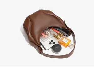 Borsa hobo in pelle marrone con cuciture a contrasto e ampio scomparto interno