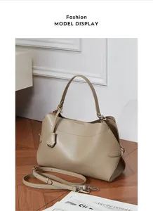 Détail de la texture en cuir kaki et bandoulière amovible pour ce sac cabas chic