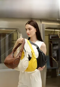 Borsa hobo alla moda in quattro colori con cuciture a contrasto e pelle martellata