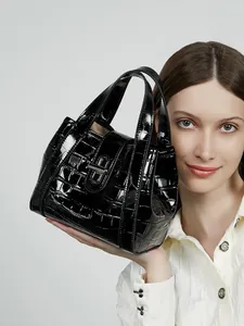 Elegante borsa tote nera con motivo a coccodrillo e chiusura a girello in metallo argento