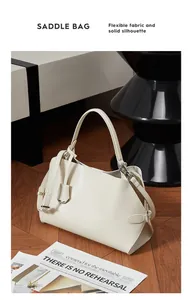 Détail latéral du sac bandoulière blanc crème en cuir avec silhouette pliée en 3D