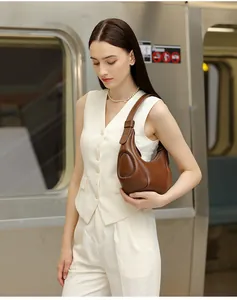 Dettaglio della borsa hobo in pelle martellata marrone scuro con cuciture a contrasto