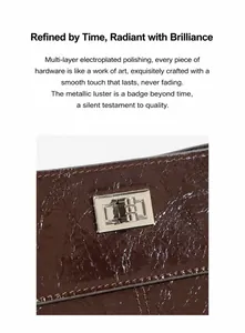 Détail du fermoir rotatif en métal argenté et texture du cuir ciré du sac seau