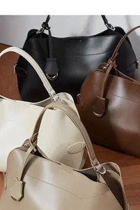 Collection de sacs cabas en cuir en noir, marron, crème et kaki avec anneaux en métal