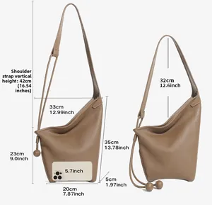 Confronto dimensioni borsa a mezzaluna in pelle marrone con uno smartphone 5,7 pollici