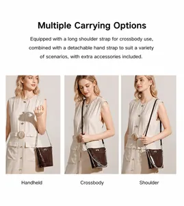 Sac seau en cuir marron présenté en porté main, bandoulière et porté épaule