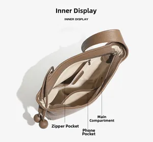 Vista dei comparti interni della borsa in pelle marrone con tasca a zip e porta cellulare