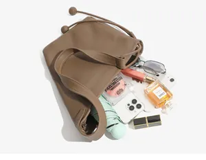 Borsa tote in pelle marrone con spazio per tablet, ombrello e articoli da trucco