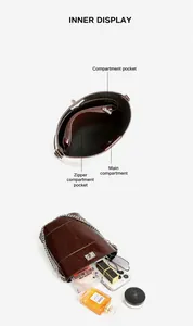 Vue intérieure d'un sac seau en cuir ciré marron avec chaîne argentée et accessoires quotidiens