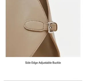 Détail du réglage latéral en cuir avec boucle métallique argentée sur sac à main beige