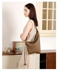 Borsa hobo in pelle martellata marrone in un ambiente vintage con mobili retrò