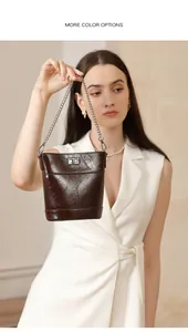 Détail de la texture cuir huilé brillant et de la boucle argentée du sac seau