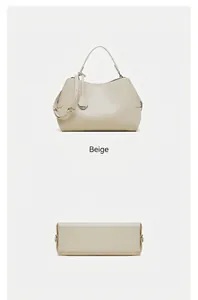 Détail du sac à main en cuir beige avec coutures fines et boucle en métal argenté