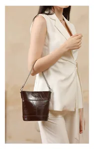 Détail du sac seau en cuir ciré marron foncé avec fermoir rotatif en métal argenté chic