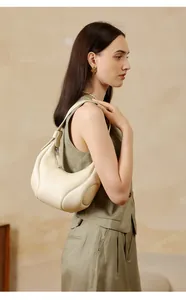 Dettaglio della borsa hobo in pelle color crema con grana litchi e caduta a spalla