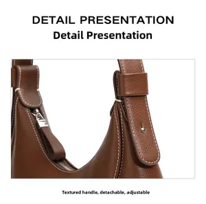 Dettaglio borsa hobo in pelle martellata marrone con cuciture a contrasto e tracolla