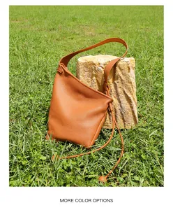 Dettaglio della pelle martellata caramello sulla borsa a tracolla minimalista