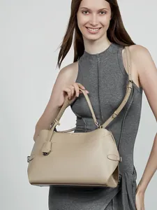 Sac à main en cuir beige pour femme avec poignée et bandoulière réglable pratique