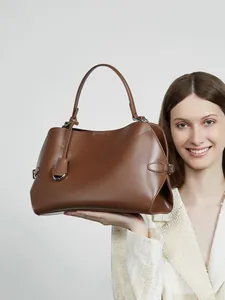 Grand sac cabas en cuir marron foncé avec poignée et boucle montré par un mannequin