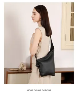 Dettaglio della borsa a tracolla in pelle martellata nera con nodo dal design minimal