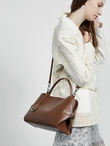 Sac à main en cuir marron caramel avec poignée et bandoulière pour femme
