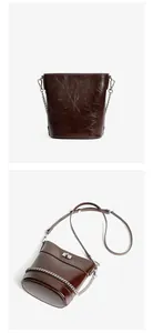 Détails du sac seau en cuir ciré marron foncé avec chaîne argentée et fermoir pivotant