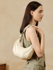 Elegante borsa hobo in vera pelle bianco crema con grana naturale portata a spalla