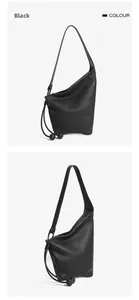 Dettaglio della borsa hobo in pelle martellata nera con coulisse e decorazioni a pompon