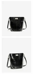 Gros plan sur le sac seau en cuir ciré noir avec chaîne argentée et fermoir pivotant