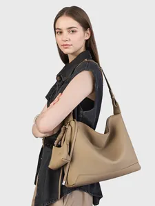 Elegante borsa tote in pelle cammello con grana martellata e dettaglio nodo