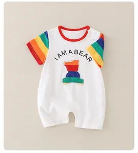 Detailaufnahme der regenbogenfarbenen Ärmel und Bärenstickerei auf dem Baby-Baumwoll-Body