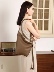 Borsa a tracolla minimalista in pelle martellata marrone con sfere decorative tonde