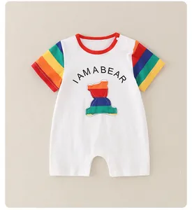 Baby-Baumwoll-Romper mit regenbogenfarbenen Streifen-Ärmeln und niedlichem Bären-Aufnäher
