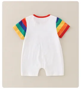 Detail eines Baby-Stramplers mit regenbogengestreiften Ärmeln und rotem Halsausschnitt