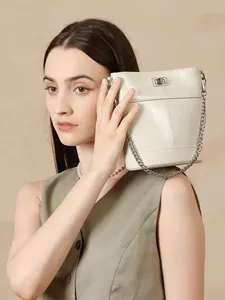 Sac seau chic crème en cuir glacé avec fermoir argenté et bandoulière en chaîne