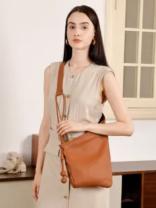 Borsa a secchiello minimalista in pelle bovina marrone con ciondoli decorativi a sfera