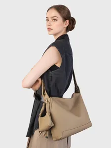 Grande borsa tote minimalista in pelle taupe con mini pochette e tracolla larga regolabile