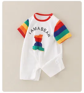 Baby-Strampler aus Baumwolle mit regenbogenfarbenen Streifen und Bären-Print im Detail