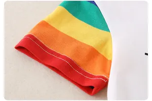 Detailaufnahme des Regenbogen-Streifenmusters am Ärmel vom Baby-Body aus Baumwolle