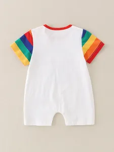 Baby-Strampler aus Baumwolle mit Regenbogenstreifen-Ärmeln und rotem Kragenbesatz