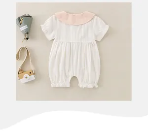 Detailansicht eines Baby-Stramplers mit rosa Peter-Pan-Kragen und gerafften Ärmeln
