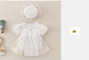 Detalle de body floral para bebé con volantes de encaje y gorro de sol a juego
