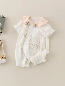 Süßer Baby-Mädchen Sommer-Strampler mit rosa Peter Pan Kragen und Stickerei