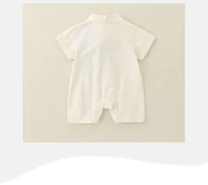Vista posteriore di una tutina per neonato in cotone crema a maniche corte con colletto polo