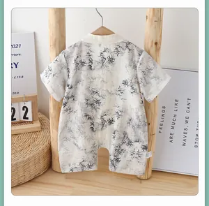 Detail eines Baby-Sommer-Einteilers mit traditionellem Tusche-Bambus-Print und Knebelknöpfen