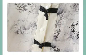 Detail eines Baby-Stramplers mit chinesischem Bambusprint und traditionellem Knotenknopf