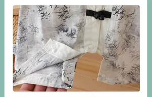 Nahaufnahme von traditionellen chinesischen Knoten und Bambusdruck auf Baby-Strampler