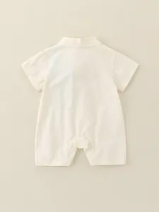 Pagliaccetto minimalista in cotone beige per neonato con colletto a polo vista piatta