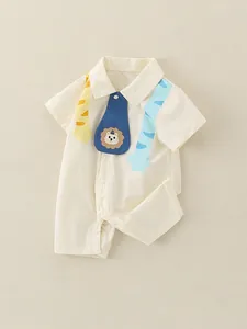 Pagliaccetto neonato in cotone con ricamo leone carino e dettagli a righe beige